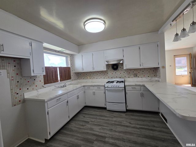 1131 W NOWLAND Avenue, Peoria, IL 61604