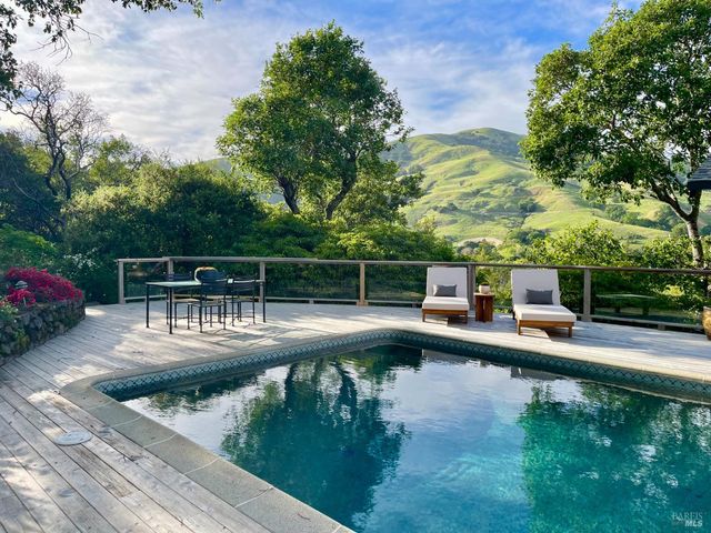 16 Dutch Valley Ln, San Anselmo, CA 94960