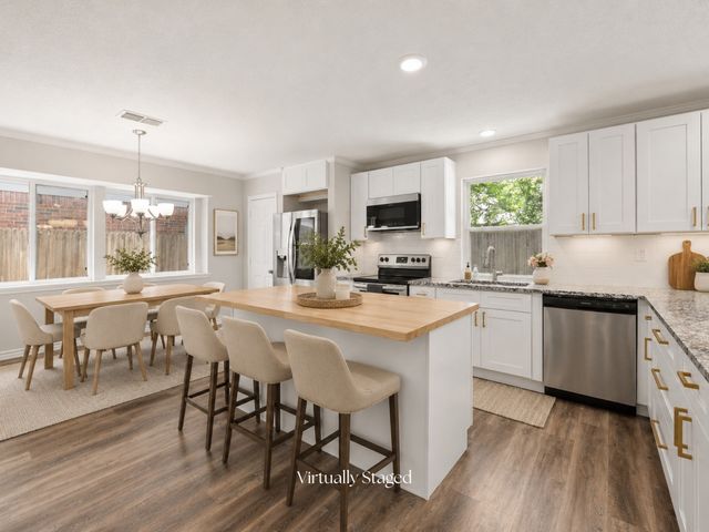2216 Reverchon Drive, Arlington, TX 76017