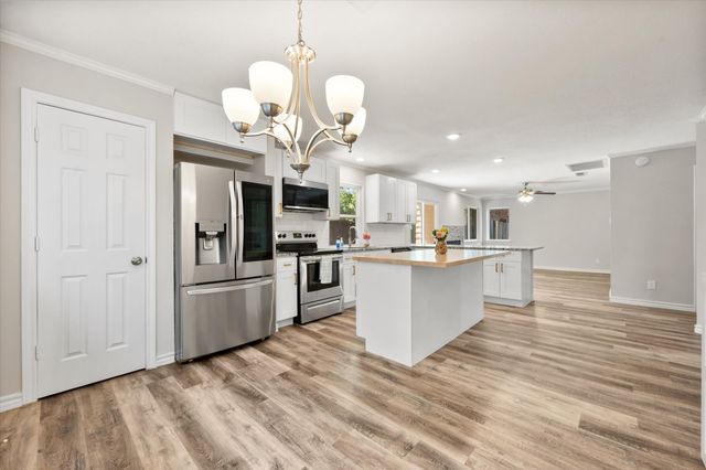 2216 Reverchon Drive, Arlington, TX 76017
