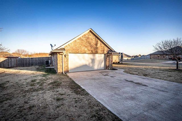 18 NE Summerwood Dr, Elgin, OK 73538