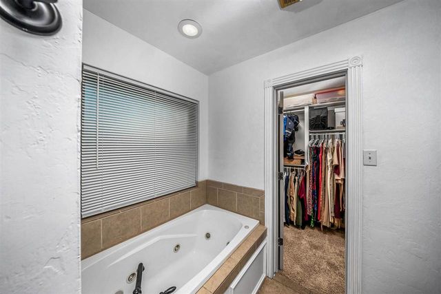 18 NE Summerwood Dr, Elgin, OK 73538