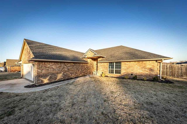 18 NE Summerwood Dr, Elgin, OK 73538