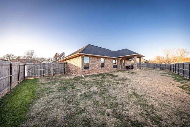 18 NE Summerwood Dr, Elgin, OK 73538