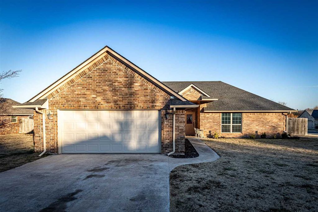 18 NE Summerwood Dr, Elgin, OK 73538