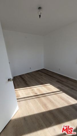 6820 S Van Ness Avenue, Los Angeles, CA 90047