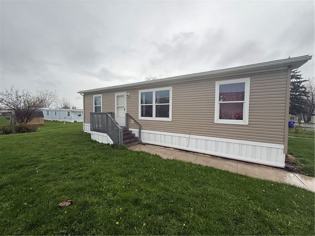 109 East Canyon Drive, Hamburg, NY 14075