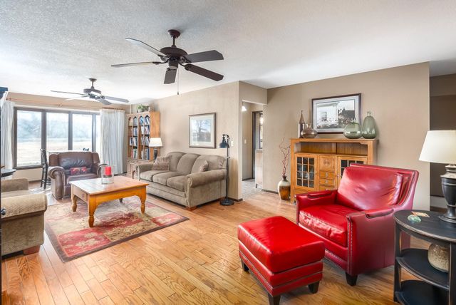 9901 N MERIDIAN AVE, Valley Center, KS 67147