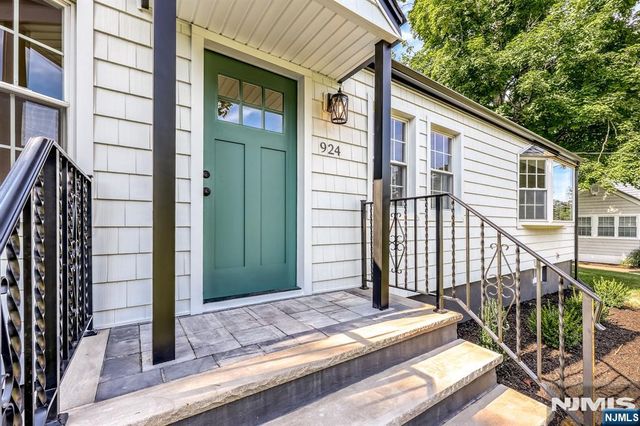 924 Franklin Avenue, Franklin Lakes, NJ 07417