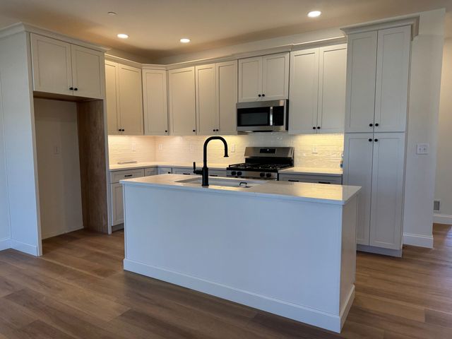 8A Dearborn Circle, Goffstown, NH 03045