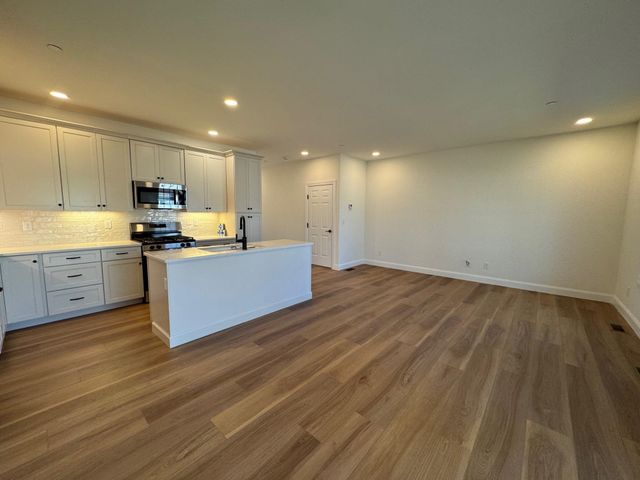 8A Dearborn Circle, Goffstown, NH 03045