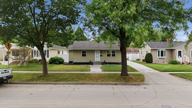1605 5th Street S, Fargo, ND 58103