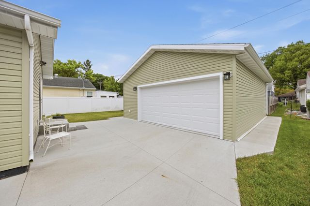 1605 5th Street S, Fargo, ND 58103
