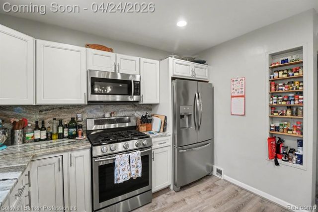 21611 W 10 Mile Road, Southfield, MI 48075