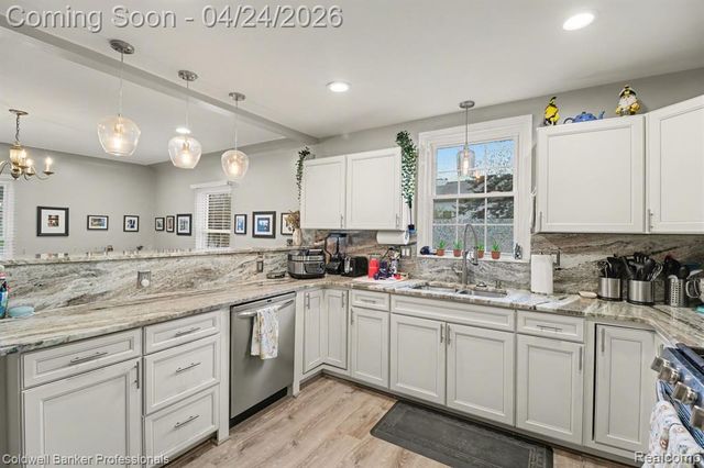21611 W 10 Mile Road, Southfield, MI 48075