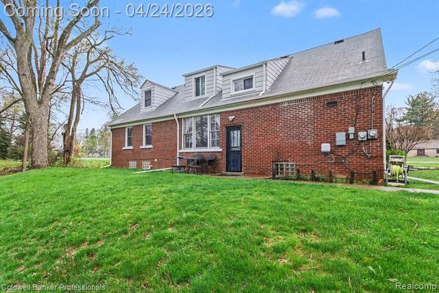 21611 W 10 Mile Road, Southfield, MI 48075