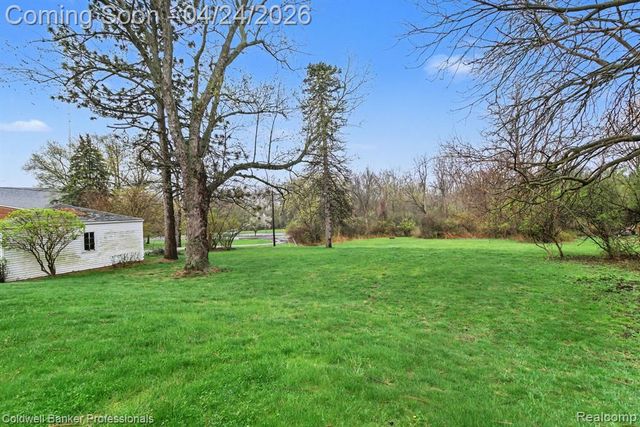 21611 W 10 Mile Road, Southfield, MI 48075