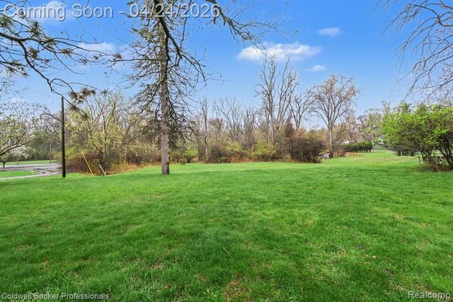 21611 W 10 Mile Road, Southfield, MI 48075