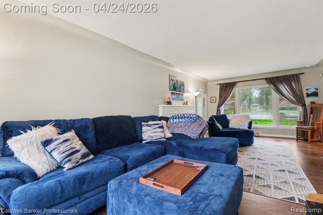 21611 W 10 Mile Road, Southfield, MI 48075