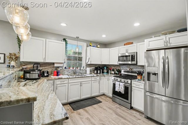 21611 W 10 Mile Road, Southfield, MI 48075