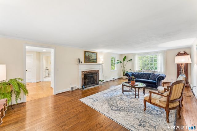 10 Metacomet Road, Farmington, CT 06032