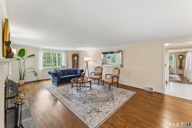 10 Metacomet Road, Farmington, CT 06032