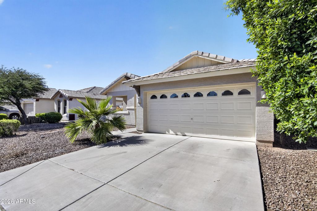 Image 3 of property listing at 2412 W SAINT KATERI Drive, Phoenix, AZ 85041