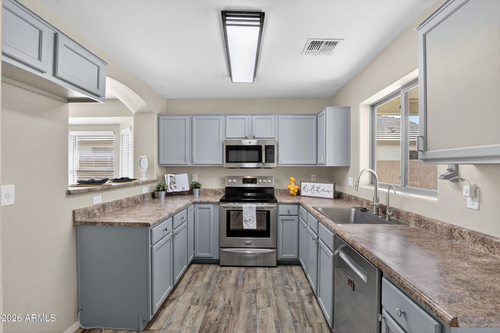 Image 5 of property listing at 2412 W SAINT KATERI Drive, Phoenix, AZ 85041