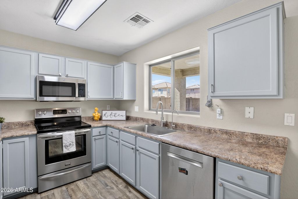 Image 6 of property listing at 2412 W SAINT KATERI Drive, Phoenix, AZ 85041