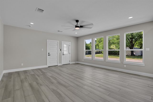 225 Nw 16th Street, Grand Prairie, TX 75050