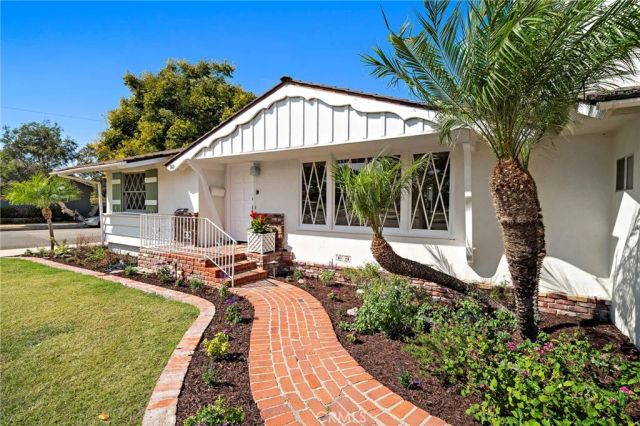 360 Bucknell Road, Costa Mesa, CA 92626