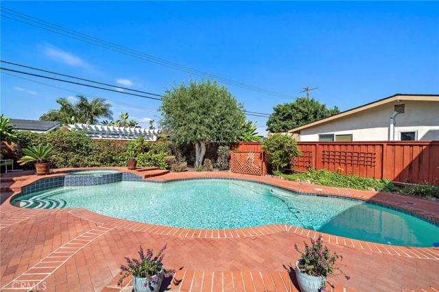 360 Bucknell Road, Costa Mesa, CA 92626