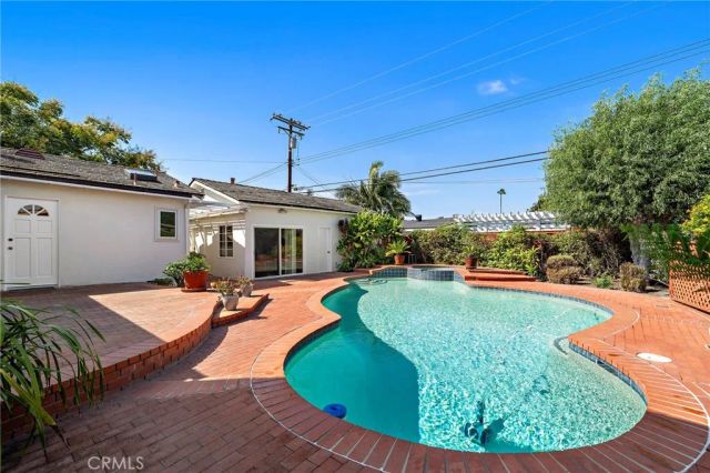 360 Bucknell Road, Costa Mesa, CA 92626