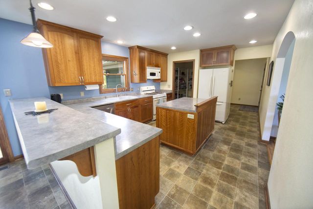 W254S6440 McGregor COURT, Waukesha, WI 53189