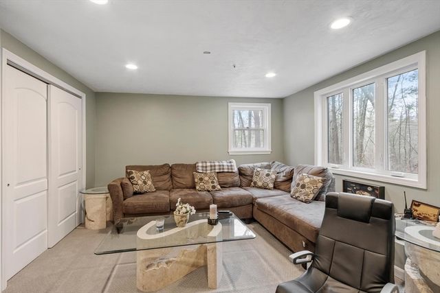 7 Avon St, Wilmington, MA 01887