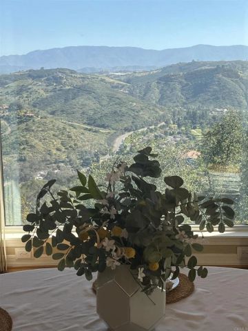 4327 Hollyhill Road, Vista, CA 92084