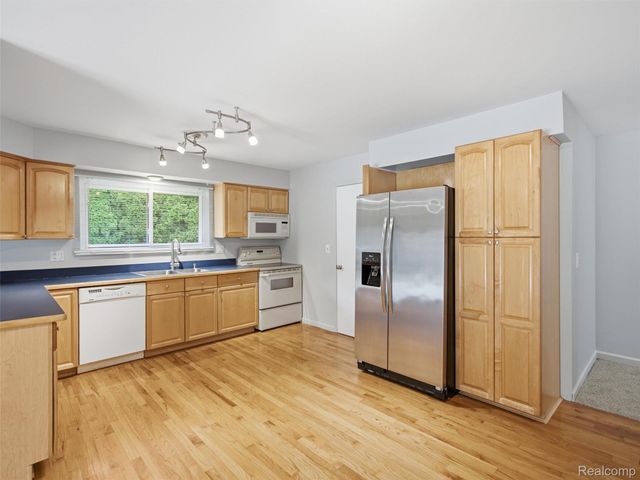 2387 Sanders Place, Bloomfield Hills, MI 48302