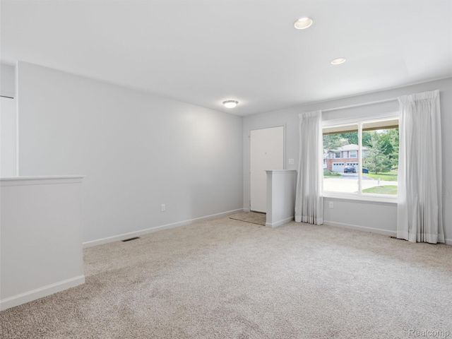 2387 Sanders Place, Bloomfield Hills, MI 48302