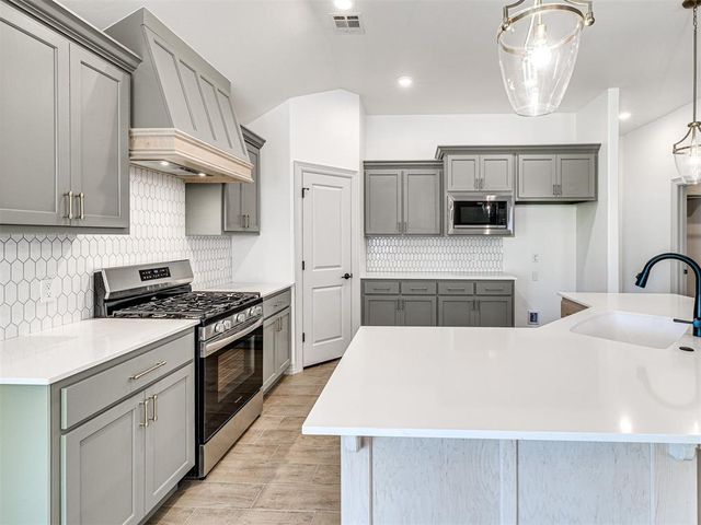 7700 Three Woods Lane, Yukon, OK 73099