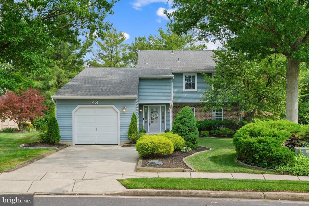 43 MEADOWRUE CT, Mount Laurel, NJ 08054