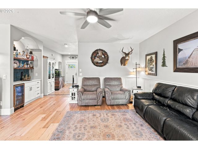 229 FINNEYS Ave, Molalla, OR 97038