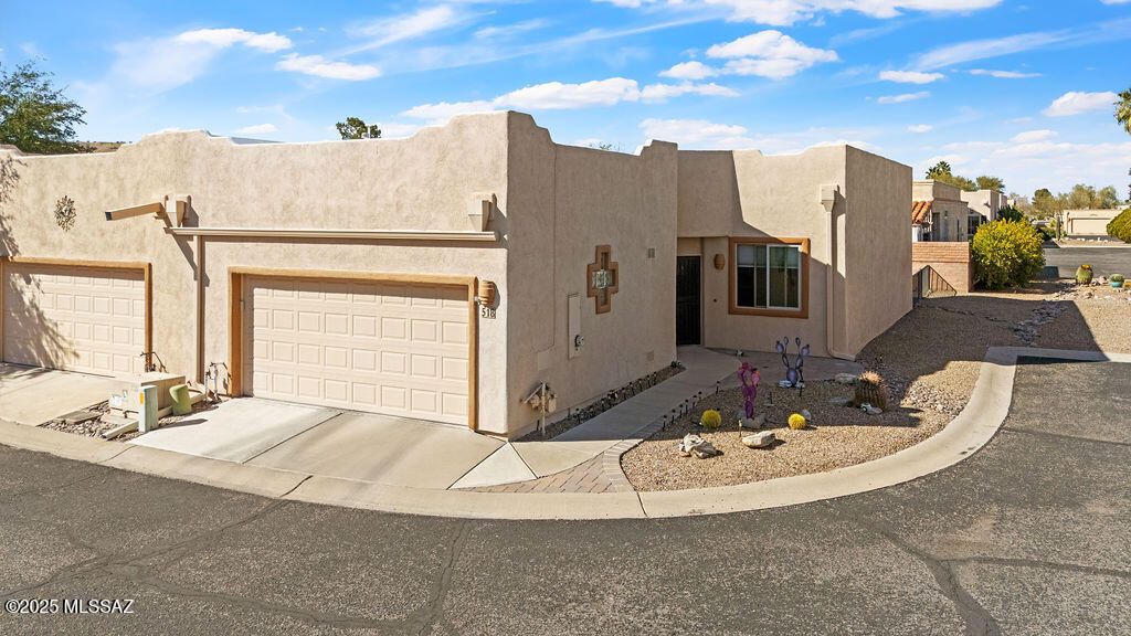 518 W Parkwood Court, Green Valley, AZ 85614