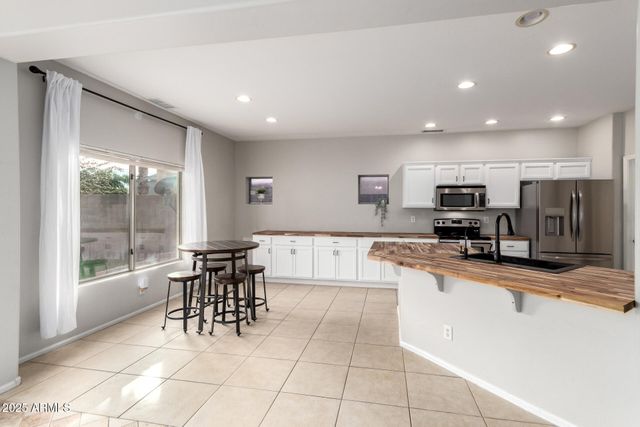 627 W OAK TREE Lane, San Tan Valley, AZ 85143