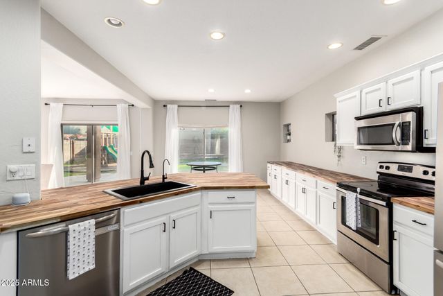 627 W OAK TREE Lane, San Tan Valley, AZ 85143