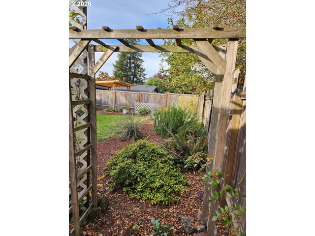 1315 DEBRICK Rd, Eugene, OR 97401