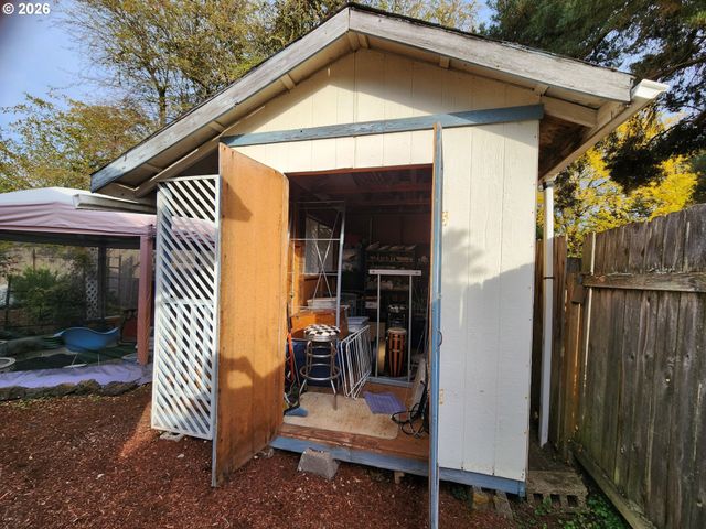 1315 DEBRICK Rd, Eugene, OR 97401