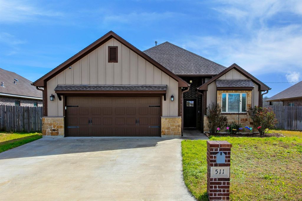 511 Sunny ST, Caldwell, TX 77836