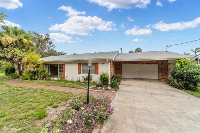 35237 MULHOLLAND DRIVE, Fruitland Park, FL 34731