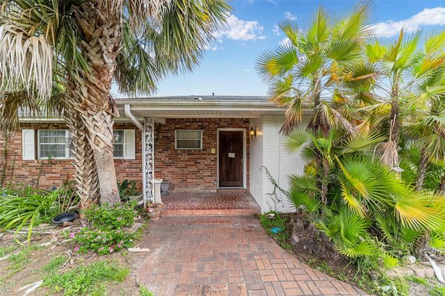 35237 MULHOLLAND DRIVE, Fruitland Park, FL 34731
