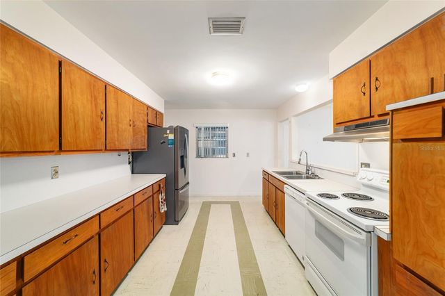 35237 MULHOLLAND DRIVE, Fruitland Park, FL 34731